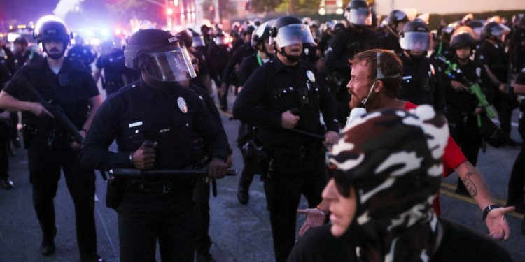 Λος Άντζελες: «Λάδι στη φωτιά» από τον Τραμπ, κινητοποίησε άλλα 2.000 μέλη της Εθνοφρουράς για τις διαδηλώσεις