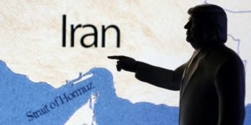 Ο Τραμπ διερωτάται γιατί να μην υπάρξει «αλλαγή καθεστώτος» στο Ιράν