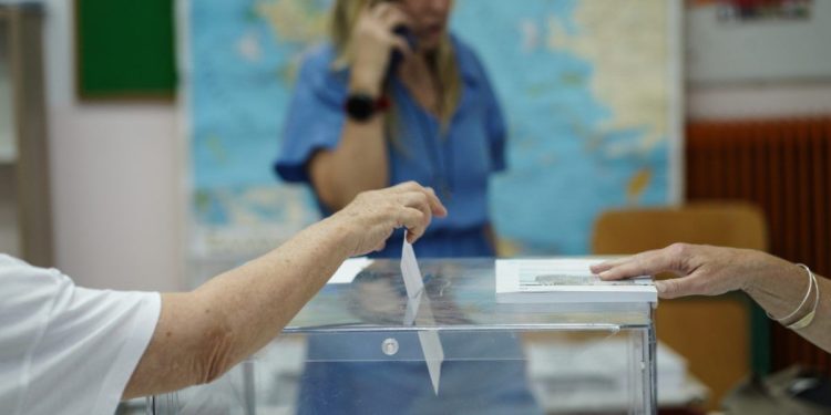 Politico: Οι Έλληνες δεν έχουν τι να ψηφίσουν – Αδύναμη η αντιπολίτευση, αντιπαθής η ΝΔ