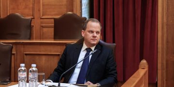 Χρηστίδης: Οι βουλευτές της ΝΔ που χειροκροτούσαν όρθιοι τον Καραμανλή, τώρα τον παραπέμπουν