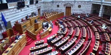Τέμπη: Η πρόταση της Καρυστιανού ήρθε να ταράξει τα κοινοβουλευτικά δεδομένα – Κατατέθηκε στη Βουλ