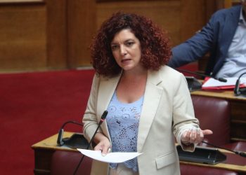 Κομνηνάκα: Η κυβέρνηση επιχειρεί να «ξεπλύνει» τον Καραμανλή – Οι αιτίες της τραγωδίας στα Τέμπη παραμένουν