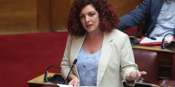 Κομνηνάκα: Η κυβέρνηση επιχειρεί να «ξεπλύνει» τον Καραμανλή – Οι αιτίες της τραγωδίας στα Τέμπη παραμένουν