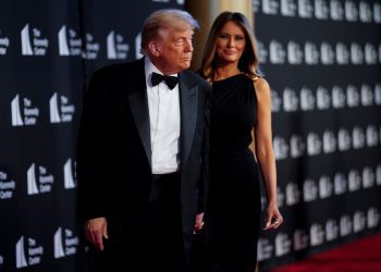 «Ταυτίζεστε με τον Αγιάννη ή τον Ιαβέρη;» Αποδοκιμασίες για Τραμπ και Μελάνια στους Άθλιους εν μέσω εξεγέρσεων