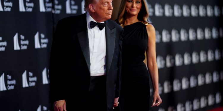 «Ταυτίζεστε με τον Αγιάννη ή τον Ιαβέρη;» Αποδοκιμασίες για Τραμπ και Μελάνια στους Άθλιους εν μέσω εξεγέρσεων