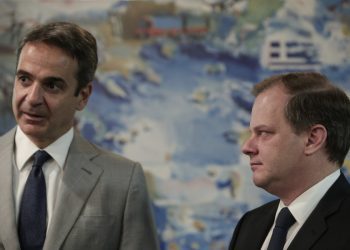 Βουλή: Φθηνό σόου Μητσοτάκη και Καραμανλή – Αποποίηση ευθυνών και η «μπάλα στην εξέδρα»