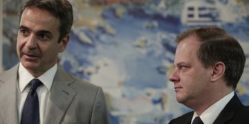 Βουλή: Φθηνό σόου Μητσοτάκη και Καραμανλή – Αποποίηση ευθυνών και η «μπάλα στην εξέδρα»