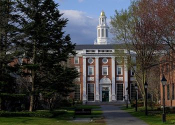 Τα αμερικανικά πανεπιστήμια κινούνται προς τα δεξιά – Θα τα βοηθήσει να γλιτώσουν από την οργή του Τραμπ;