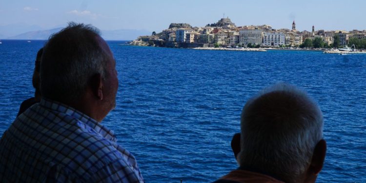 Συντάξεις: Χωρίς «φρένο» το κύμα συνταξιοδότησης – Αυξημένος αριθμός για τρίτο συνεχόμενο μήνα