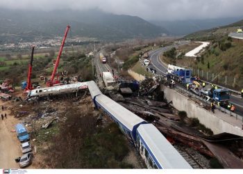 Τέμπη: Αναβολή στη δίκη για τα βίντεο της εμπορικής αμαξοστοιχίας – Οργή συγγενών των θυμάτων