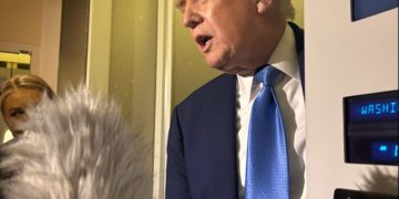 Ο Τραμπ αντικρούει τις εκτιμήσεις των μυστικών υπηρεσιών των ΗΠΑ για το πυρηνικό πρόγραμμα του Ιράν