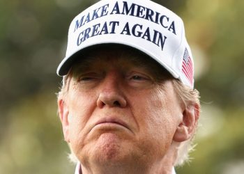 «Περιστέρια» απομονωτισμού και πολεμοχαρή «γεράκια» – Ο Τραμπ, το Ιράν και ένας «εμφύλιος» στις ΗΠΑ