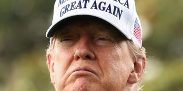 «Περιστέρια» απομονωτισμού και πολεμοχαρή «γεράκια» – Ο Τραμπ, το Ιράν και ένας «εμφύλιος» στις ΗΠΑ