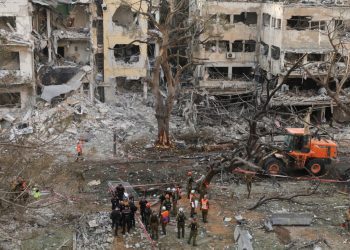 Live: Το Ισραήλ λέει ότι έπληξε κτίριο των Φρουρών της Επανάστασης στην Τεχεράνη