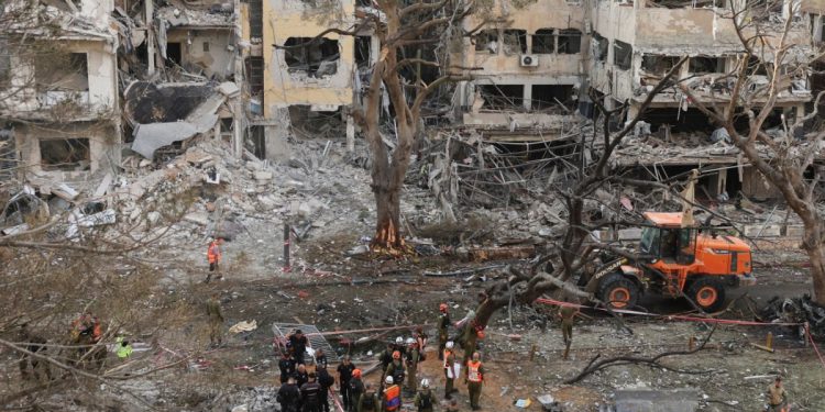 Live: Το Ισραήλ λέει ότι έπληξε κτίριο των Φρουρών της Επανάστασης στην Τεχεράνη