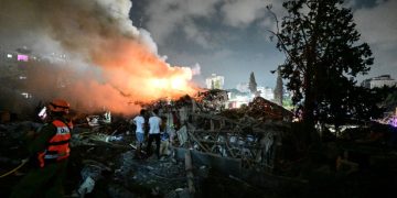 Live: Στους δέκα οι νεκροί από τις νυχτερινές επιθέσεις του Ιράν – Συνεχίζει τους βομβαρδισμούς το Ισραήλ