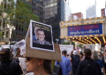 Ο Τραμπ αποποιείται της ευθύνης της ακύρωσης της εκπομπής του Κολμπέρ – Επόμενοι στη λίστα οι Κίμελ και Φάλο