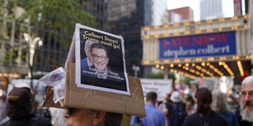 Ο Τραμπ αποποιείται της ευθύνης της ακύρωσης της εκπομπής του Κολμπέρ – Επόμενοι στη λίστα οι Κίμελ και Φάλο