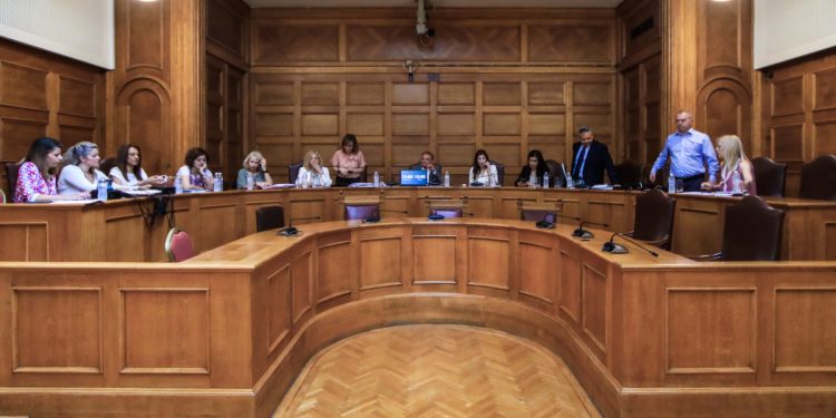 Τέμπη: Αποχώρησαν από την Προανακριτική ΠΑΣΟΚ – ΚΚΕ – Νέα Αριστερά καταγγέλλοντας τη διαδικασία