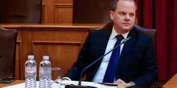 Καραμανλής: Την παραπομπή του στο Δικαστικό Συμβούλιο αποφασίζει η Βουλή – Μαζικές αποχωρήσεις της αντιπολίτευσης στην ψηφοφορία