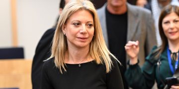 Μαρία Καρυστιανού: Τη Δευτέρα στη Βουλή οι 1,3 εκατ. υπογραφές – Να πάρουμε πίσω το οξυγόνο