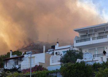 Live: Μαίνεται η φωτιά στην Ιεράπετρα στο Λασίθι – Έσπασε σε 3 μέτωπα, εκκενώθηκαν οικισμοί, κάηκαν σπίτια