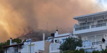 Live: Μαίνεται η φωτιά στην Ιεράπετρα στο Λασίθι – Έσπασε σε 3 μέτωπα, εκκενώθηκαν οικισμοί, κάηκαν σπίτια