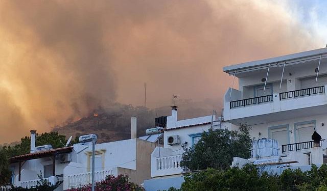 Live: Μαίνεται η φωτιά στην Ιεράπετρα στο Λασίθι – Έσπασε σε 3 μέτωπα, εκκενώθηκαν οικισμοί, κάηκαν σπίτια