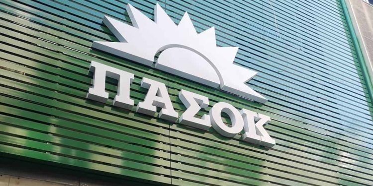 ΠΑΣΟΚ για Π. Μαρινάκη: Ας μην κουνάει το δάχτυλο της προάσπισης του Συντάγματος ο εκπρόσωπος της κυβέρνησης που το κατέστησε «κουρελόχαρτο»