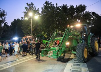 Θεσσαλία: Τα τρακτέρ στους δρόμους, οι αγρότες στα… «κάγκελα»