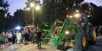 Θεσσαλία: Τα τρακτέρ στους δρόμους, οι αγρότες στα… «κάγκελα»