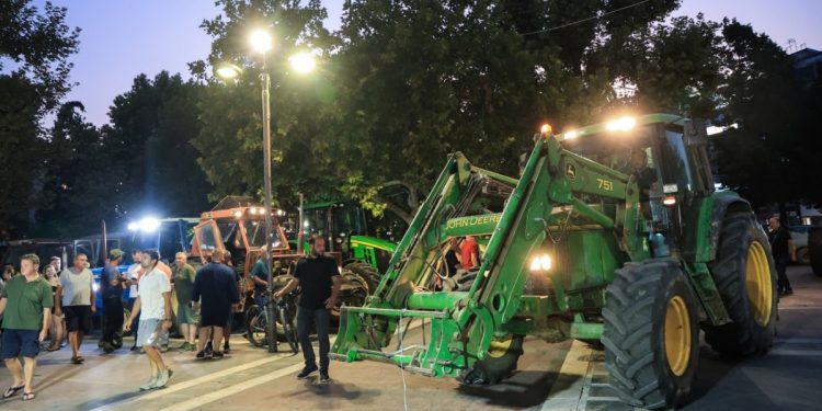 Θεσσαλία: Τα τρακτέρ στους δρόμους, οι αγρότες στα… «κάγκελα»