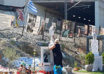Τέμπη: Τρισάγιο στη μνήμη των 57 θυμάτων στο σημείο της τραγωδίας με αφορμή την εορτή του Αγίου Παϊσίου