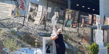 Τέμπη: Τρισάγιο στη μνήμη των 57 θυμάτων στο σημείο της τραγωδίας με αφορμή την εορτή του Αγίου Παϊσίου