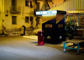 Η κυβέρνηση ξύπνησε για τις χρεώσεις των τραπεζών, στη Βουλή πέφτει η αυλαία των Τεμπών