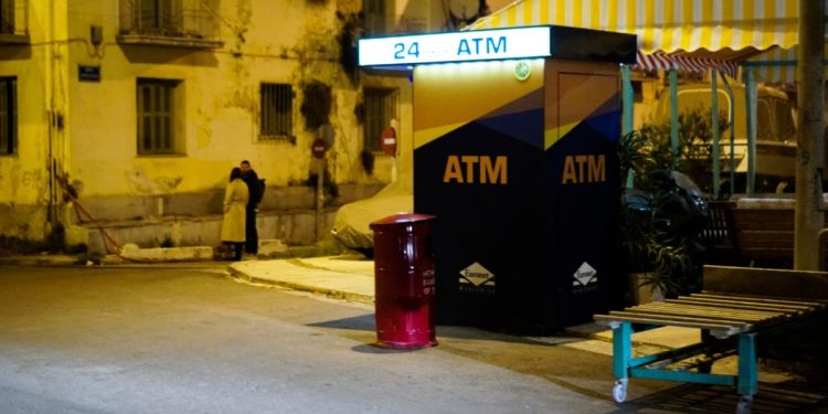 Η κυβέρνηση ξύπνησε για τις χρεώσεις των τραπεζών, στη Βουλή πέφτει η αυλαία των Τεμπών