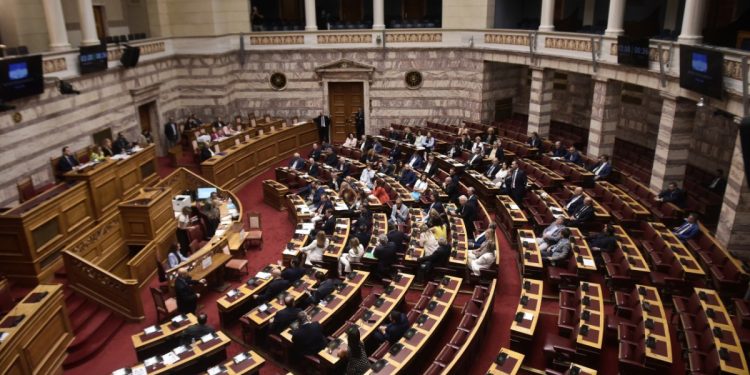 Βουλή: Χάος στη συζήτηση για τον ΟΠΕΚΕΠΕ – Το «μπάζωμα των ευθυνών» και το «κοινοβουλευτικό πραξικόπημα»