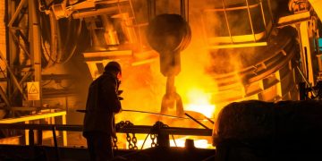 Πώς η ακραία ζέστη «κρυώνει» την παραγωγικότητα της οικονομίας – Ποιες λύσεις προτείνονται