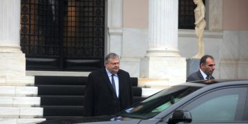 Βουλή: Σύγκρουση Μαξίμου – Βενιζέλου για τη θεσμική εκτροπή