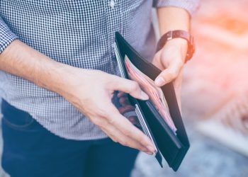 Ακρίβεια: Διακοπές με το κυάλι, διασκέδαση με το σταγονόμετρο – Δύσκολο καλοκαίρι για τoυς φορολογούμενους