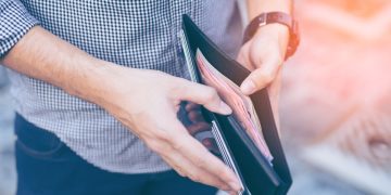 Ακρίβεια: Διακοπές με το κυάλι, διασκέδαση με το σταγονόμετρο – Δύσκολο καλοκαίρι για τoυς φορολογούμενους