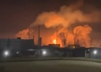 Ρωσία: Πυρκαγιά σε διυλιστήριο πετρελαίου και οροφή νοσοκομείου μετά από επιδρομή ουκρανικών drones