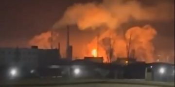 Ρωσία: Πυρκαγιά σε διυλιστήριο πετρελαίου και οροφή νοσοκομείου μετά από επιδρομή ουκρανικών drones