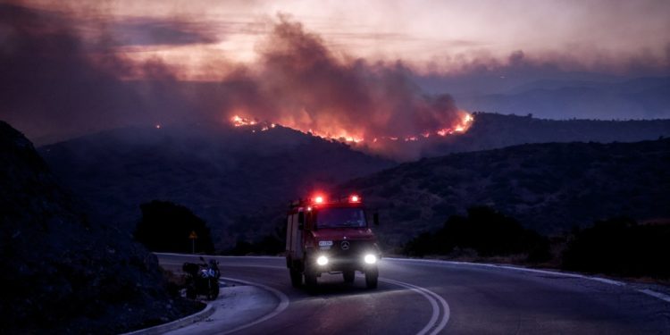 Φωτιές: Νέο μέτωπο στην Κεφαλονιά – Σε πύρινο κλοιό Αχαΐα, Χίος, Ήπειρος, μαζικές εκκενώσεις μέσα στη νύχτα