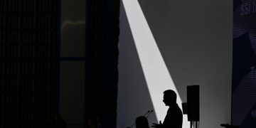 Κάποιες φορές η φυγή προς τα εμπρός μπορεί να γίνει άλμα στο κενό