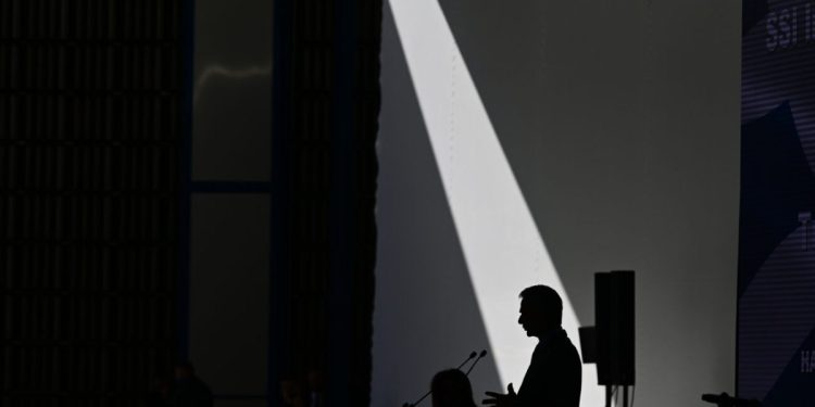 Κάποιες φορές η φυγή προς τα εμπρός μπορεί να γίνει άλμα στο κενό