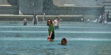 Κλιματική κρίση: Ίσως φέρει το τέλος της βιομηχανίας των διακοπών – Και η Ελλάδα θα πληγεί ως «hotspot»