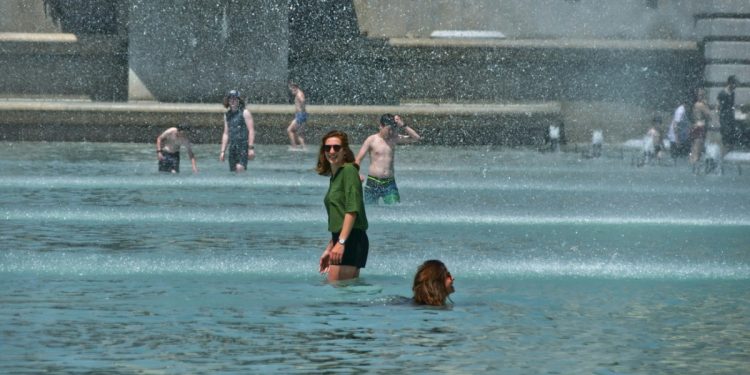 Κλιματική κρίση: Ίσως φέρει το τέλος της βιομηχανίας των διακοπών – Και η Ελλάδα θα πληγεί ως «hotspot»