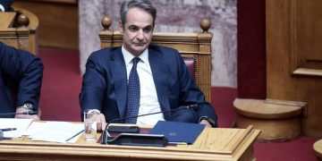 Με την πλάτη στον τοίχο η κυβέρνηση για πυρκαγιές και ΕΣΥ – Ευθύνες Μητσοτάκη «δείχνουν» τα κόμματα