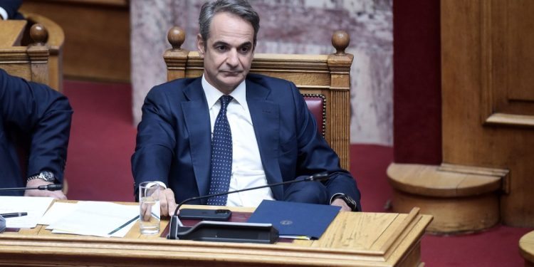 Με την πλάτη στον τοίχο η κυβέρνηση για πυρκαγιές και ΕΣΥ – Ευθύνες Μητσοτάκη «δείχνουν» τα κόμματα